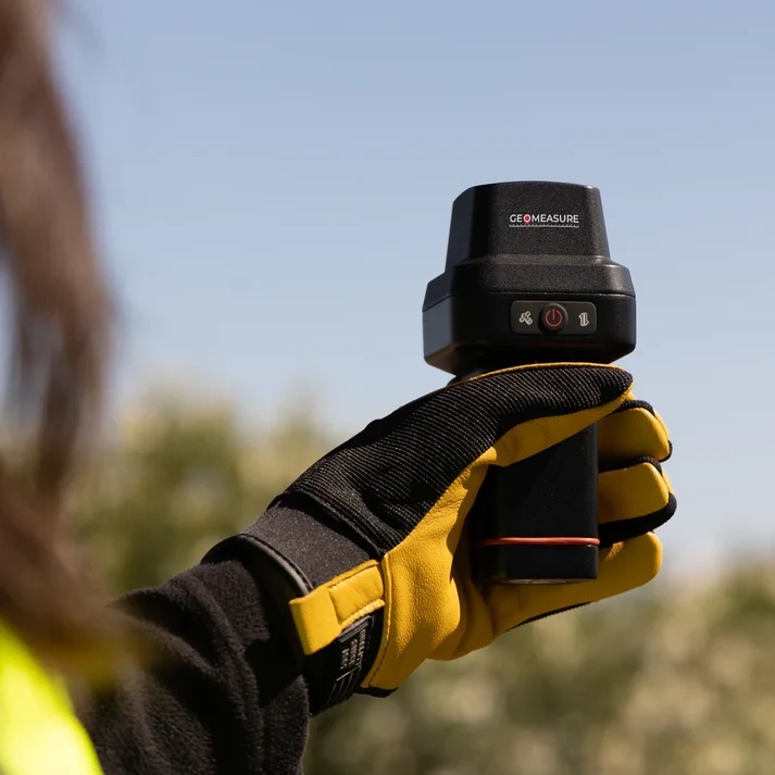 Precision handheld GNSS/RTK receiver used for boundary walking in the field